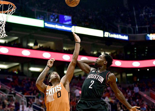 战报新秀哈克斯31分10板马克西20中4恩巴缺战热火力克76人　NBA常规赛圣诞大战，热火今日迎战76人，双方近来状态都不错均取得两连胜，此役恩比德、巴特勒和巴图姆等人缺战。